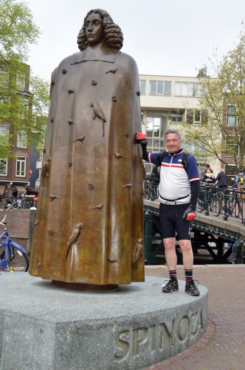 spinoza statue
