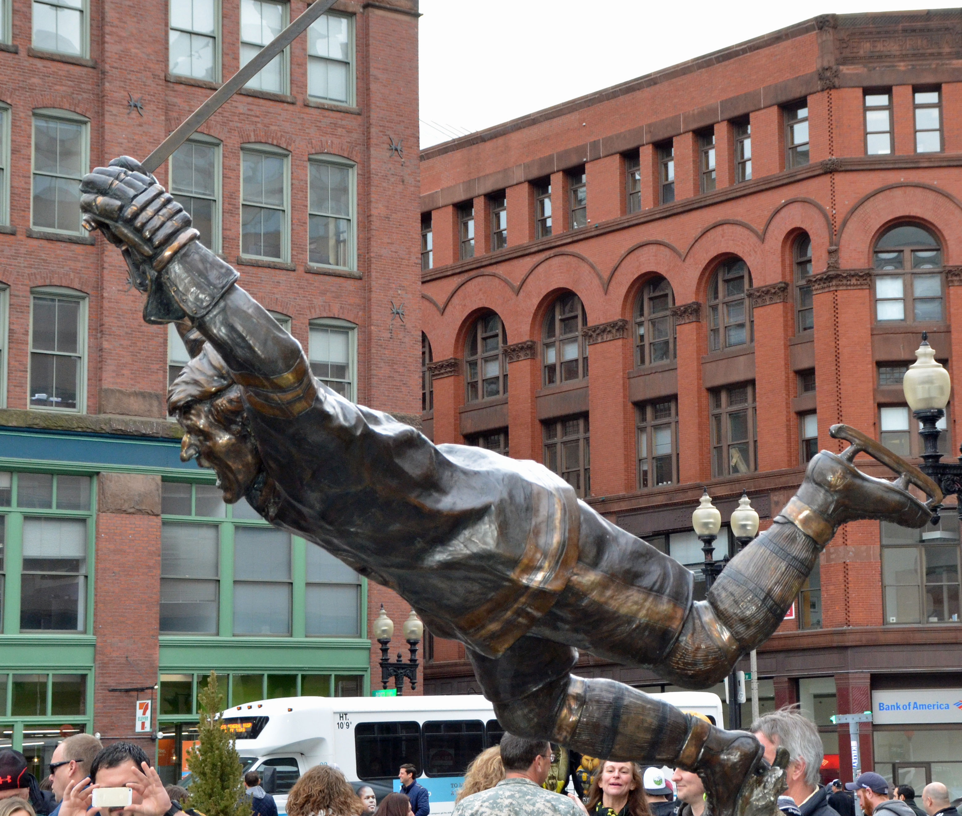 Bobby Orr statue