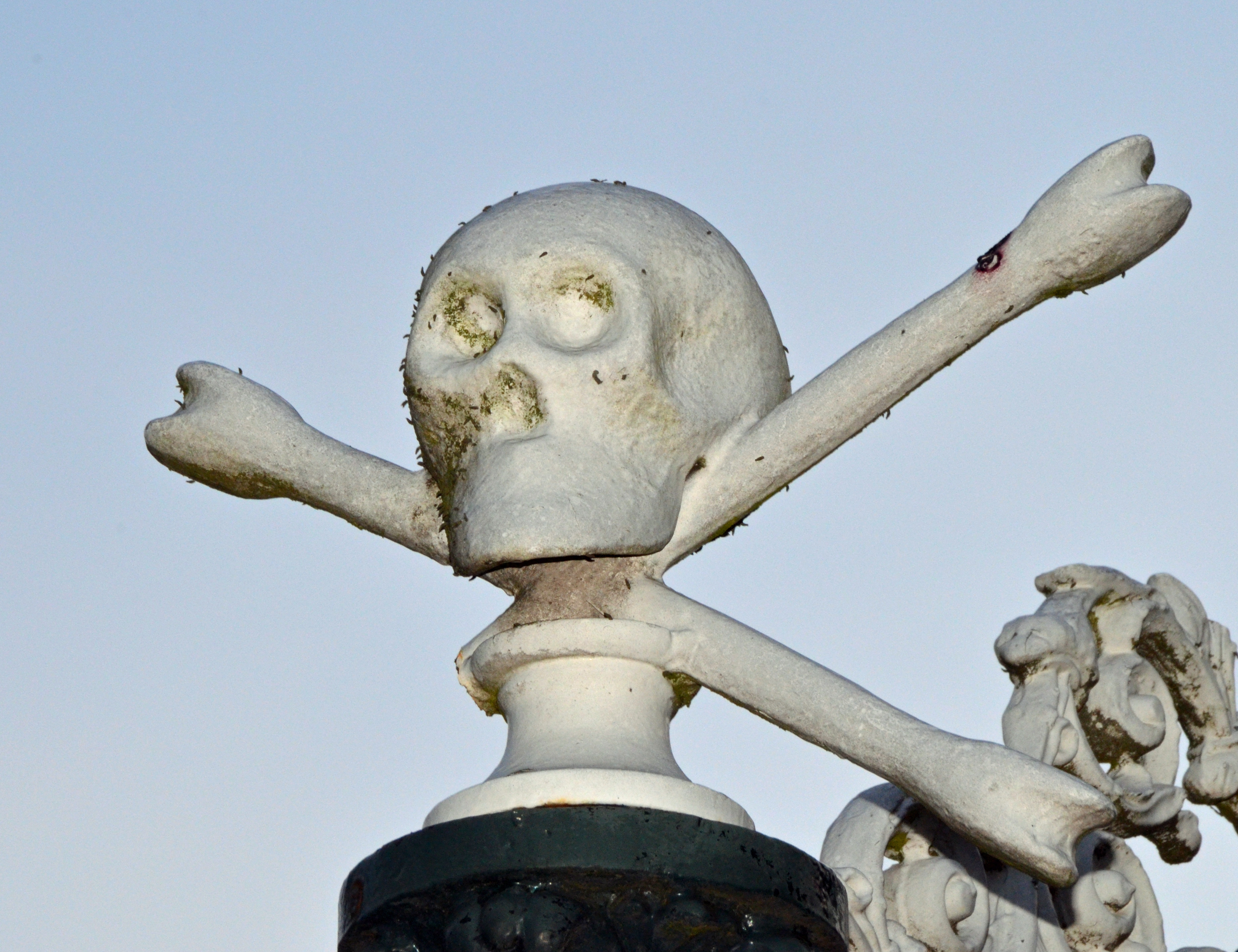 Skull and Crossbones outside Leiden cemetery