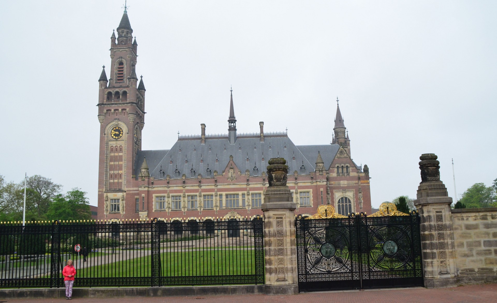 Alison & the Palais du Justice, The Hague