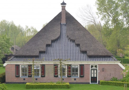 Modern Pyramid with thatched roof - De Beemster