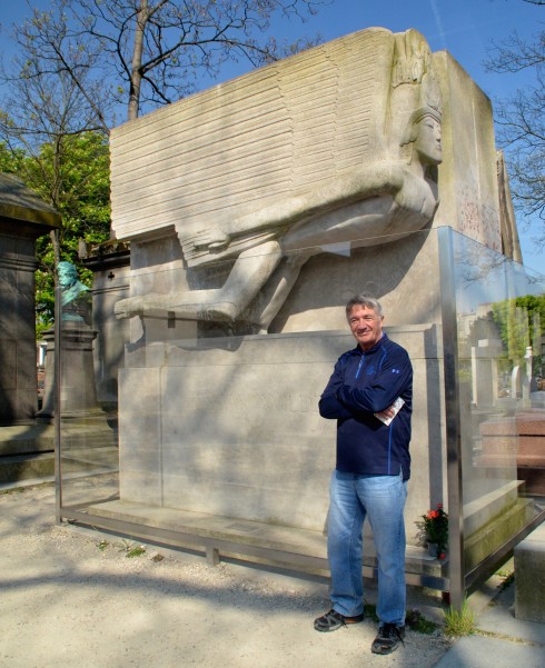 Oscar Wilde Front View in Pere Lachaise