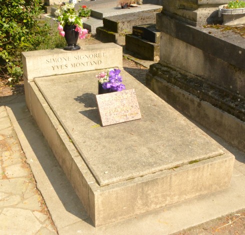 Simone Signoret & Yves Montand in Pere Lachaise