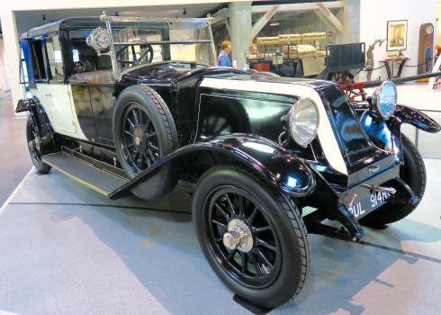 1922 Renault. Phaeton Landaulet - Mullin Automotive Museum