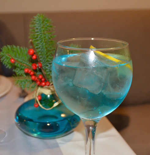 Blue gin and tonic