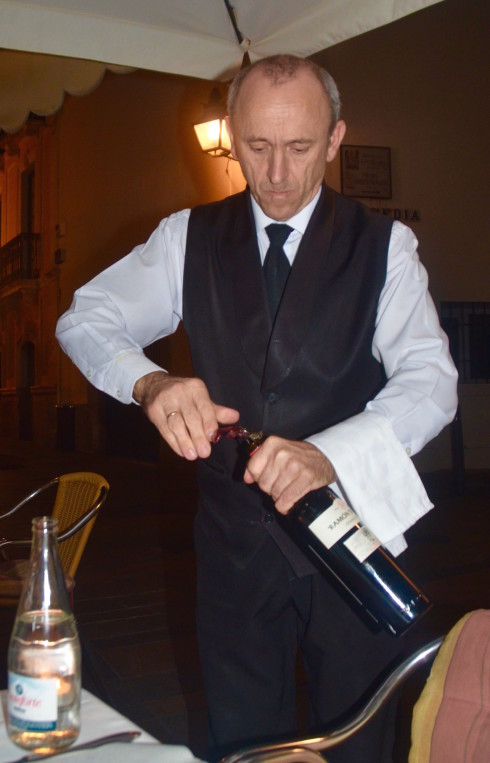 Luque opening the wine, Taberna Luque