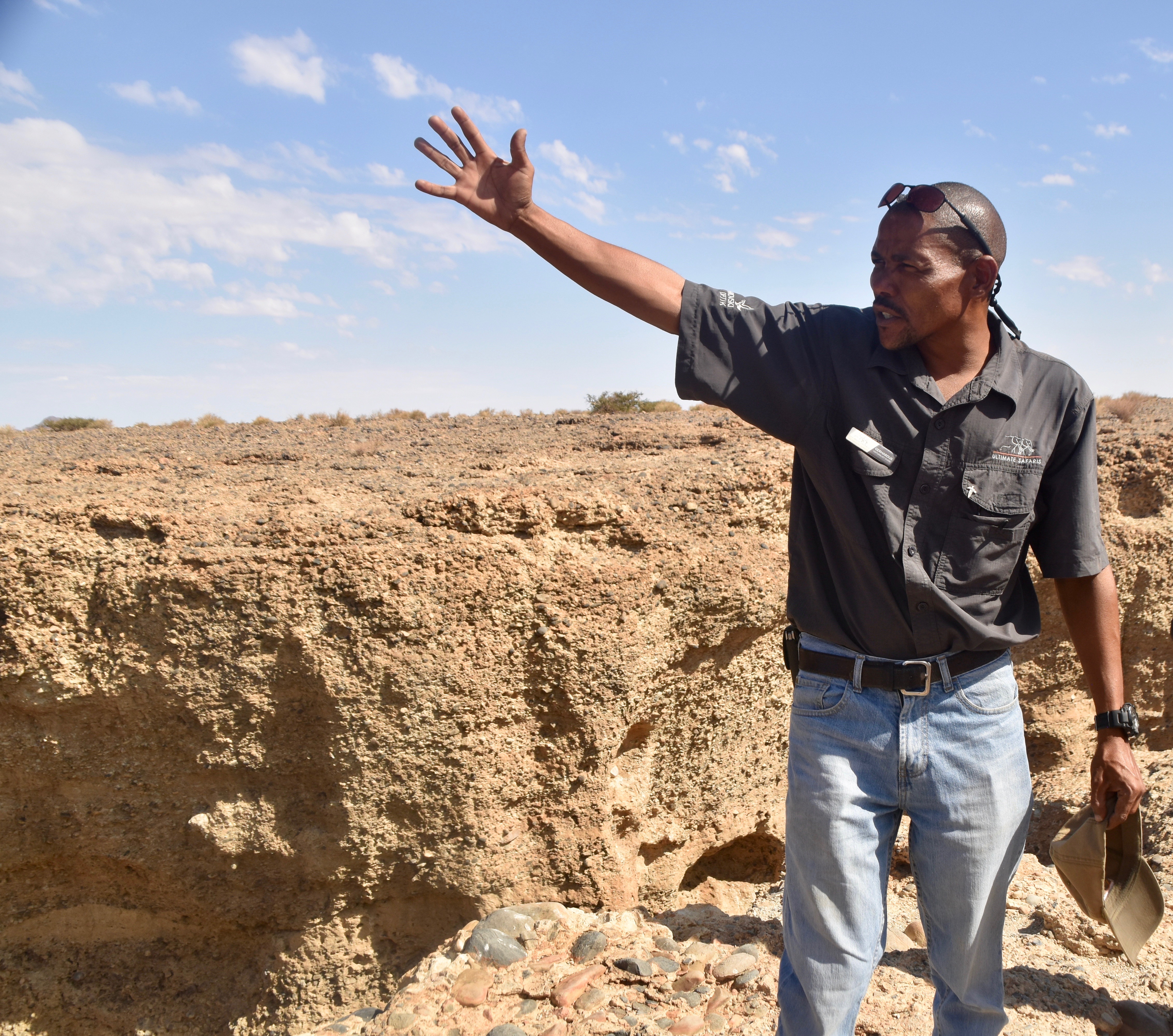 Explaining Seriem Canyon in Sossusvlei