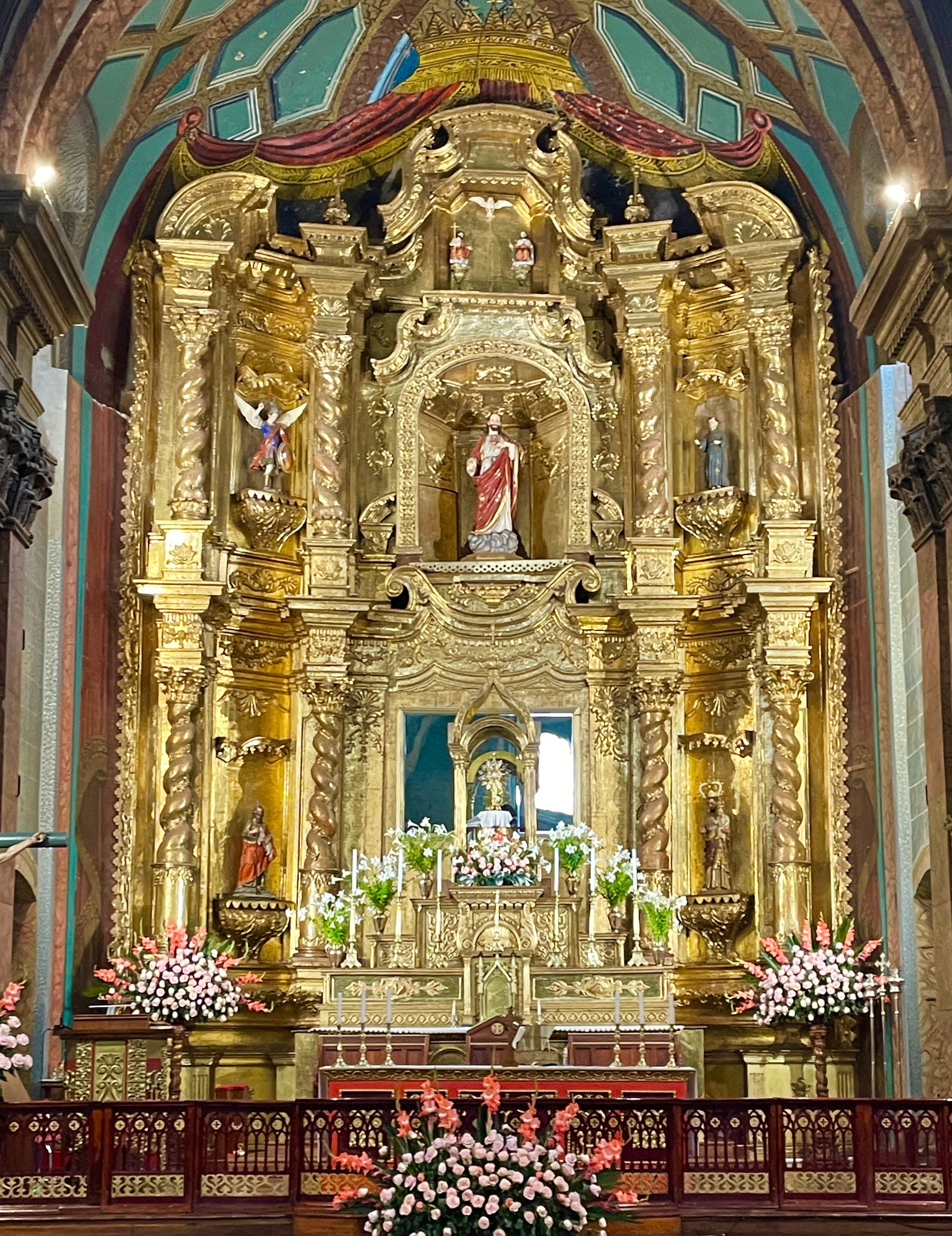 Quito Highlights -Altar of Iglesias del Sagrario