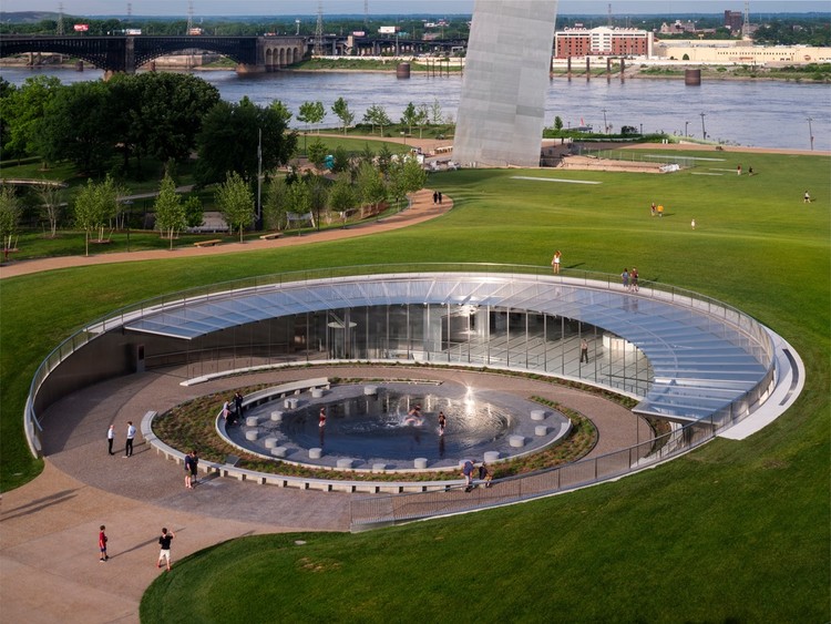 Entrance to Gateway Arch Museum