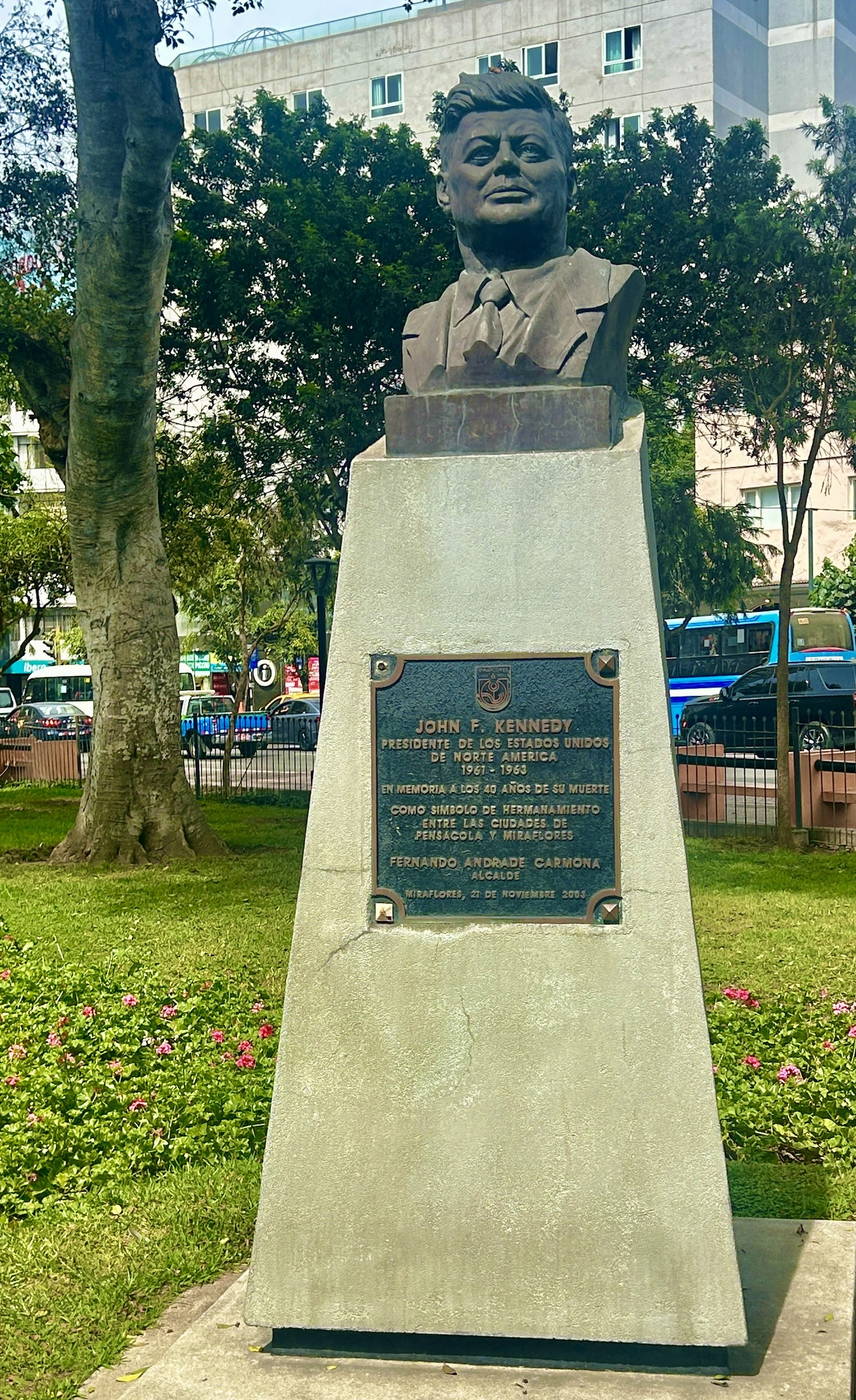 John F. Kennedy, Miraflores